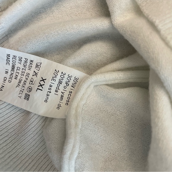 Elegant Ivory Women's Crew Neck Sweater - Picture 4 of 4